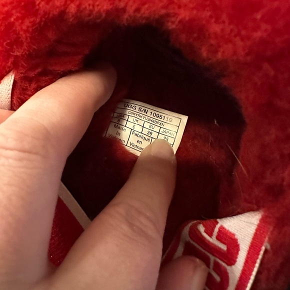 Ugg Slipper- Size 8 - Picture 7 of 7